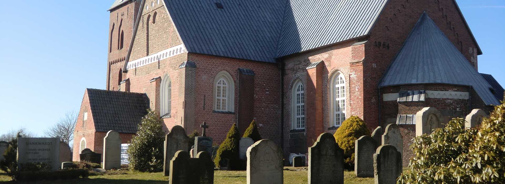 Kirche und Friedhof in Nieblum auf der Insel Föhr